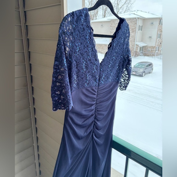 🆕 Betsy & Adam Navy Blue Lace Sequin Gown V-Neck Ruched Maxi Dress Size 10 Party - Picture 7 of 15